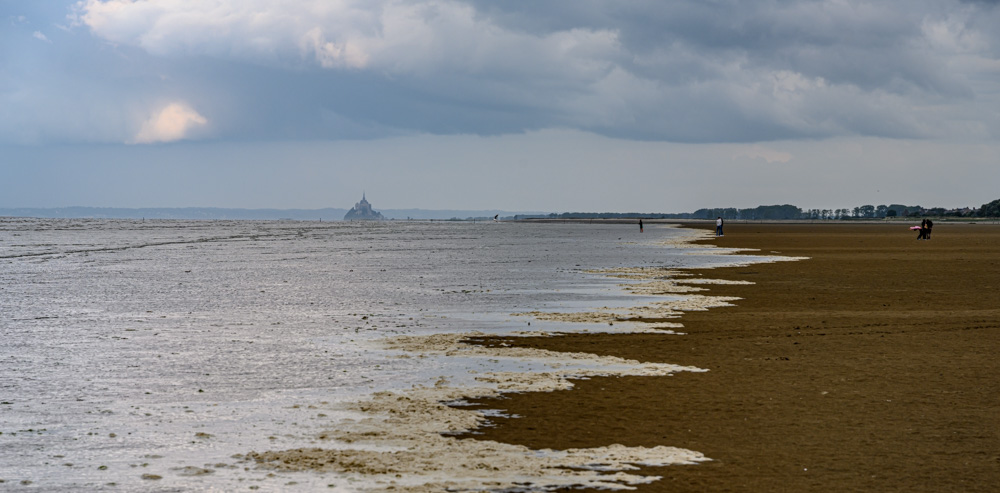 Blick zurück über den Strand auf den Mont Saint Michel in der Entfernung