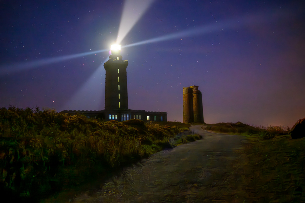 Leuchtturm am Cap Frehel mit 4 Lichtstrahlen