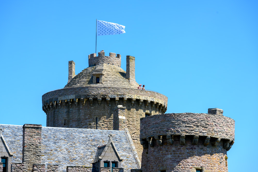 Die Kuppel der Burgpalas mit der Fahne der Bretagne
