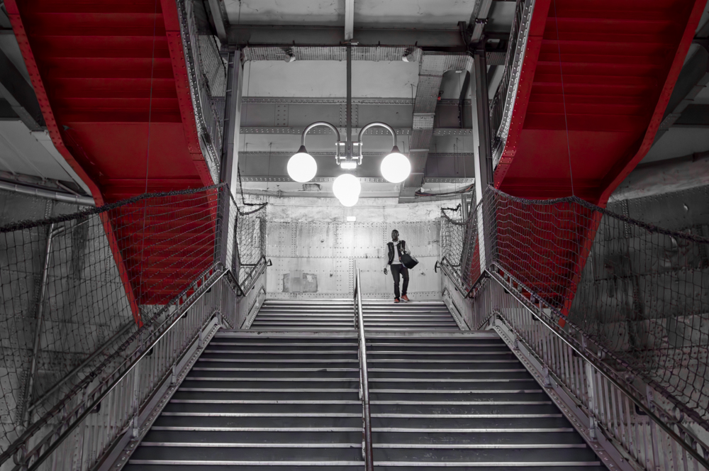 ein Mann, der in einer Metrostation die Treppen herunterläuft