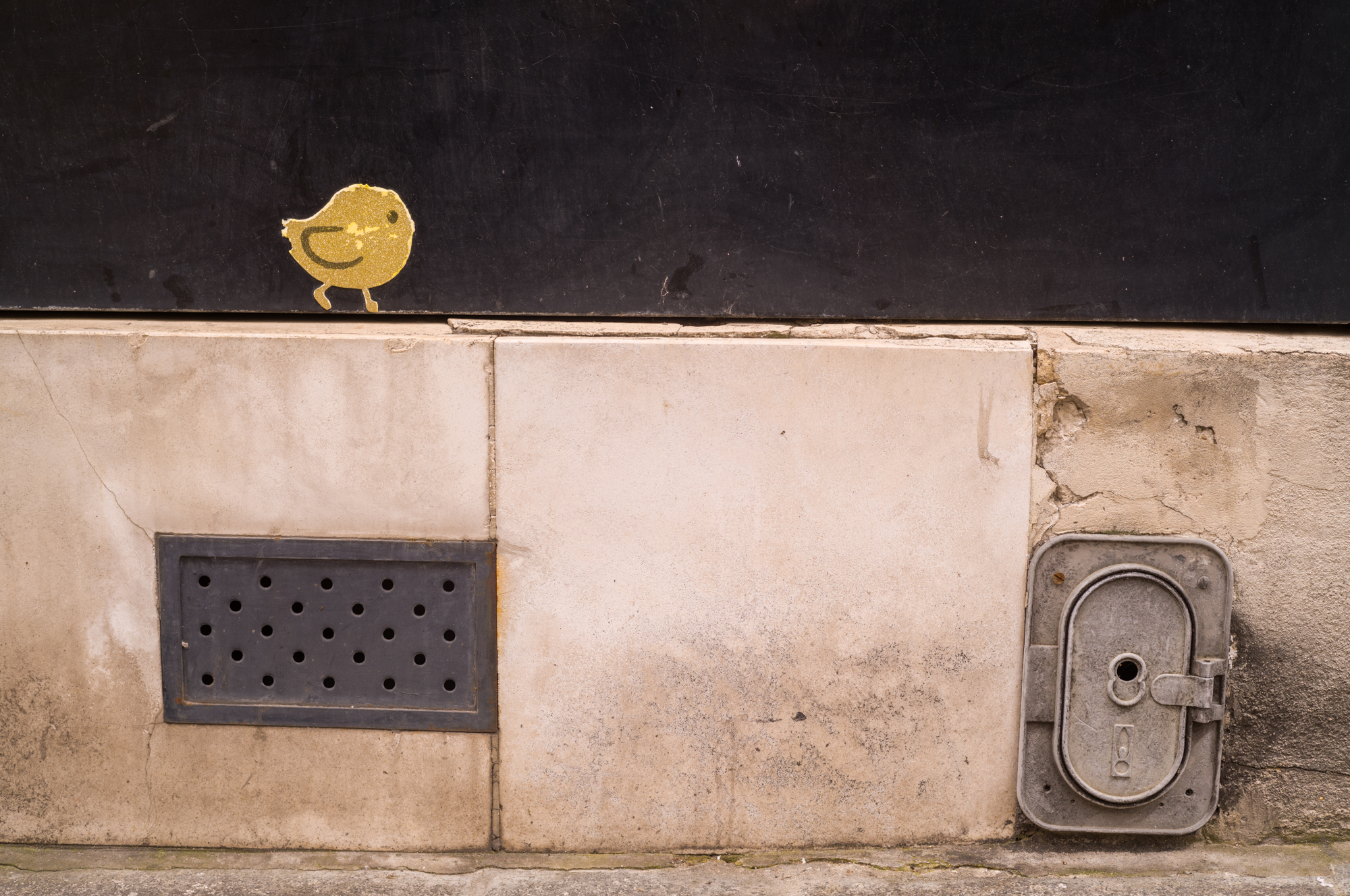 ein streetart-stencil mit einem Vogel auf einer Wand