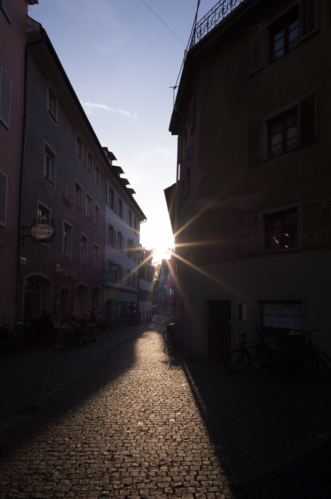 Straßenschlucht mit blendender Sonne