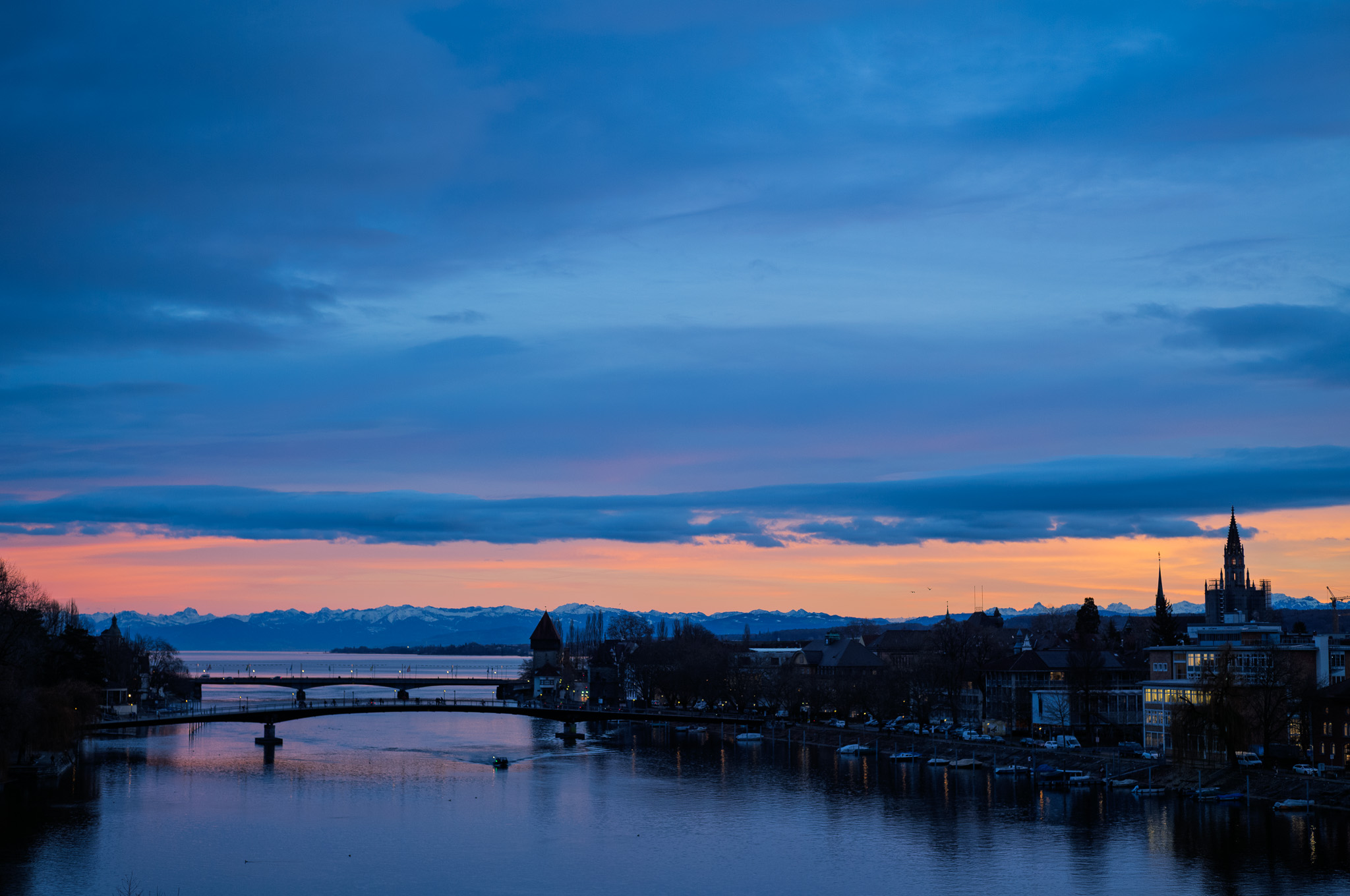 der Seerhein bei guter Sicht, mit blauem Himmel und vom Abendrot gefärbtem Himmel